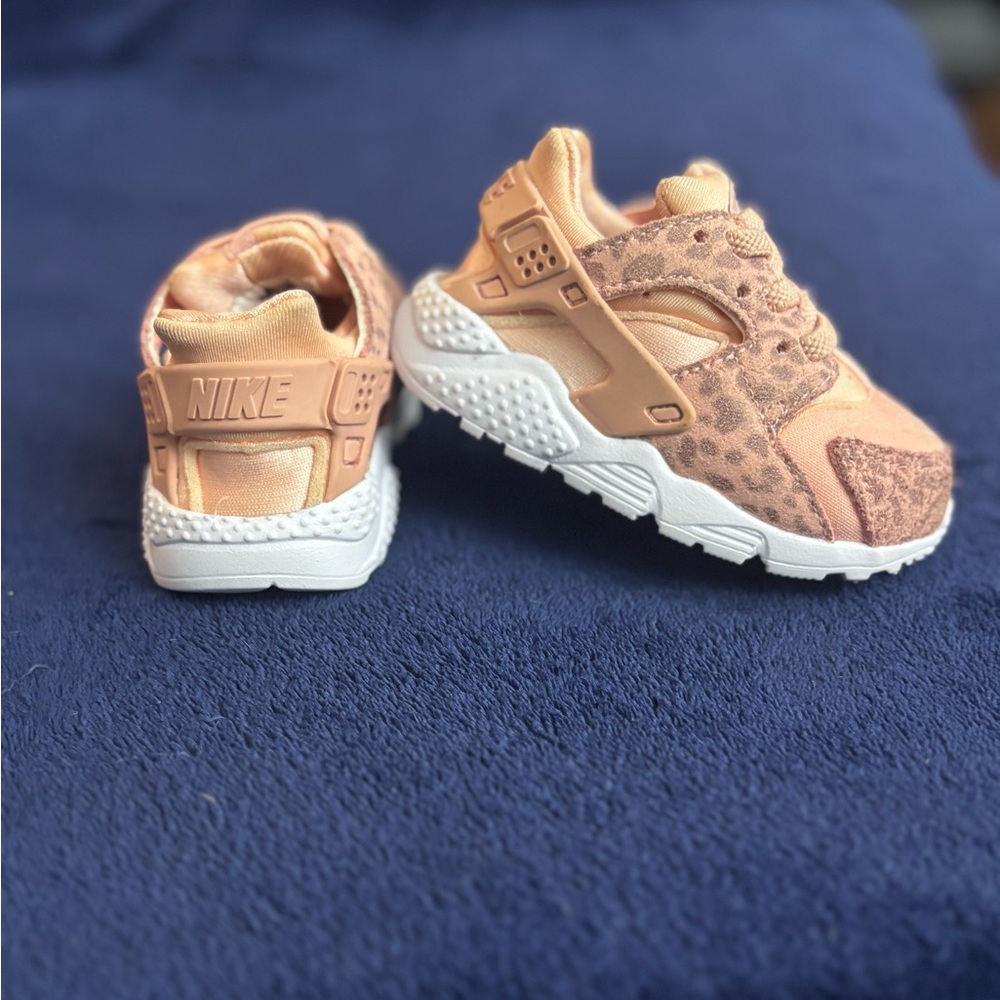 Nike Kids' Huarache Run SE Low Girls U.S. Size 5c